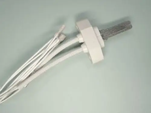Remeha Glühzünder mit mehreren Kabeln, die an einem runden Anschluss befestigt sind. Der Glühzünder hat eine metallische Heizspirale und weiße Sicherheitsummantelung.